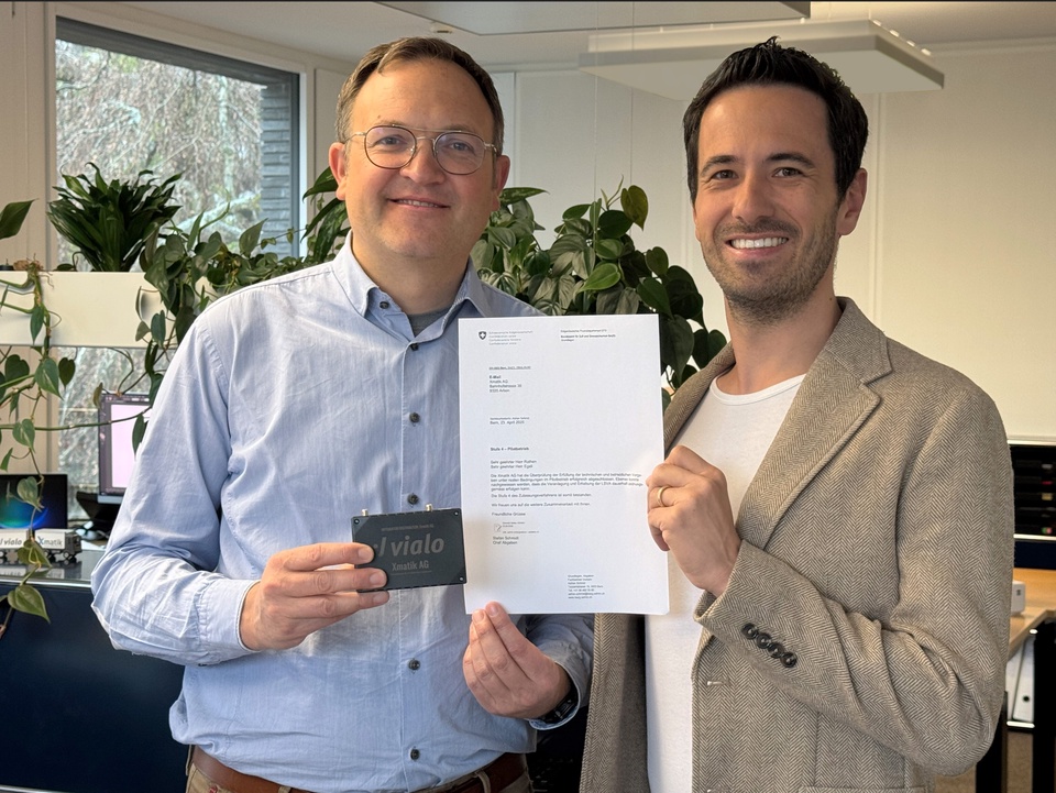 Geschäftsleiter Denis Haraminčić (links) und Verwaltungsrat Martin Egeli freuen sich über die Zulassung der Xmatik als LSVA-Anbieterin durch das Bundesamt für Zoll und Grenzschutz (BAZG). Geschäftsleiter Denis Haraminčić (links) und Verwaltungsrat Martin Egeli freuen sich über die Zulassung der Xmatik als LSVA-Anbieterin durch das Bundesamt für Zoll und Grenzschutz (BAZG).